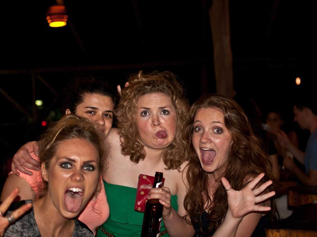 Arenal Backpackers Resort La Fortuna Exteriér fotografie A group of women making faces