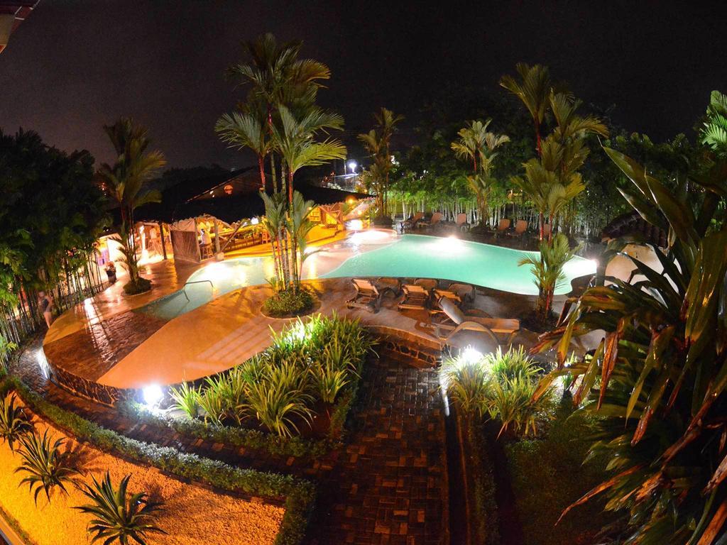 Arenal Backpackers Resort La Fortuna Exteriér fotografie The pool at night