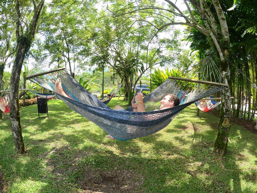 Arenal Backpackers Resort La Fortuna Exteriér fotografie Hammock in the park