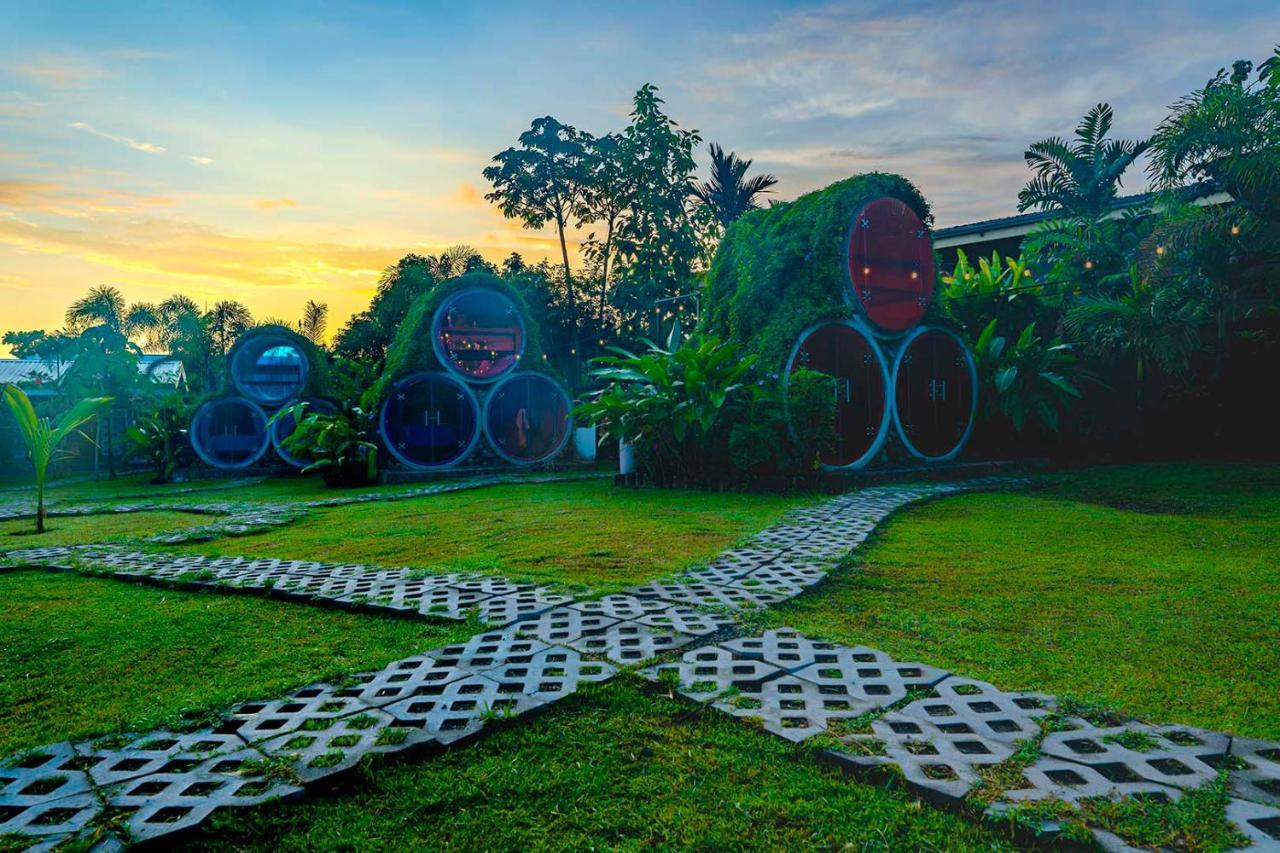 Arenal Backpackers Resort La Fortuna Exteriér fotografie The resort's "Bubble" rooms