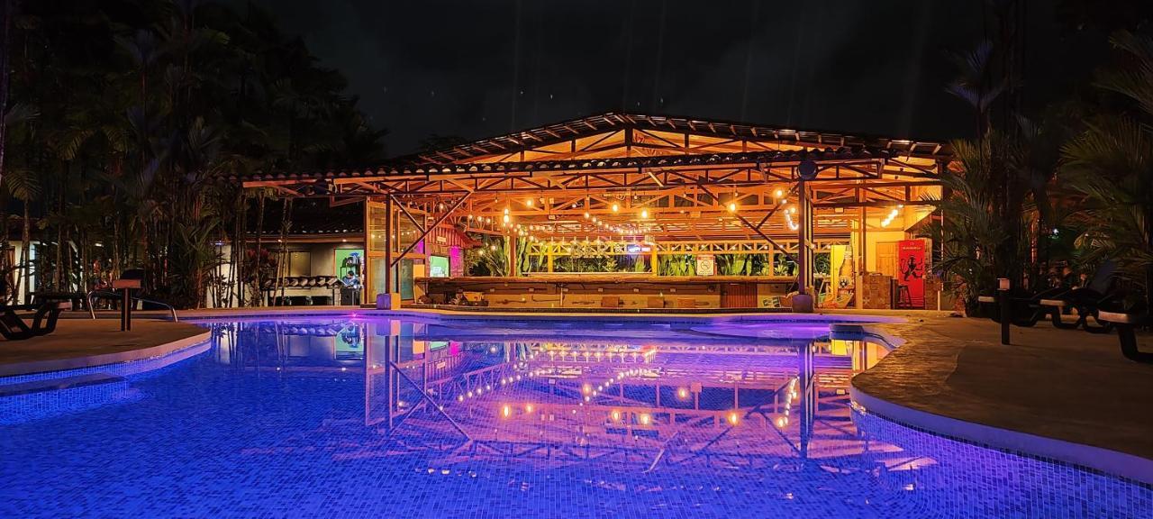 Arenal Backpackers Resort La Fortuna Exteriér fotografie The pool at the resort