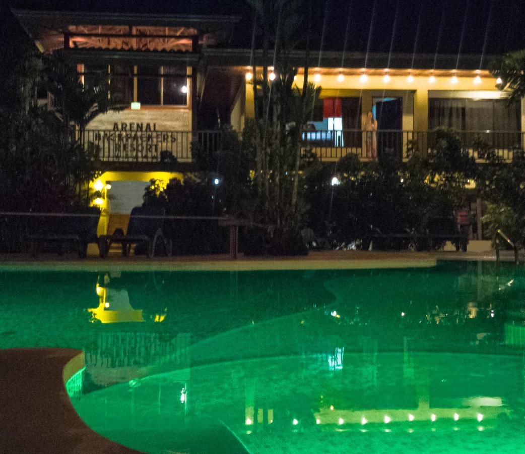 Arenal Backpackers Resort La Fortuna Exteriér fotografie The pool at the hotel