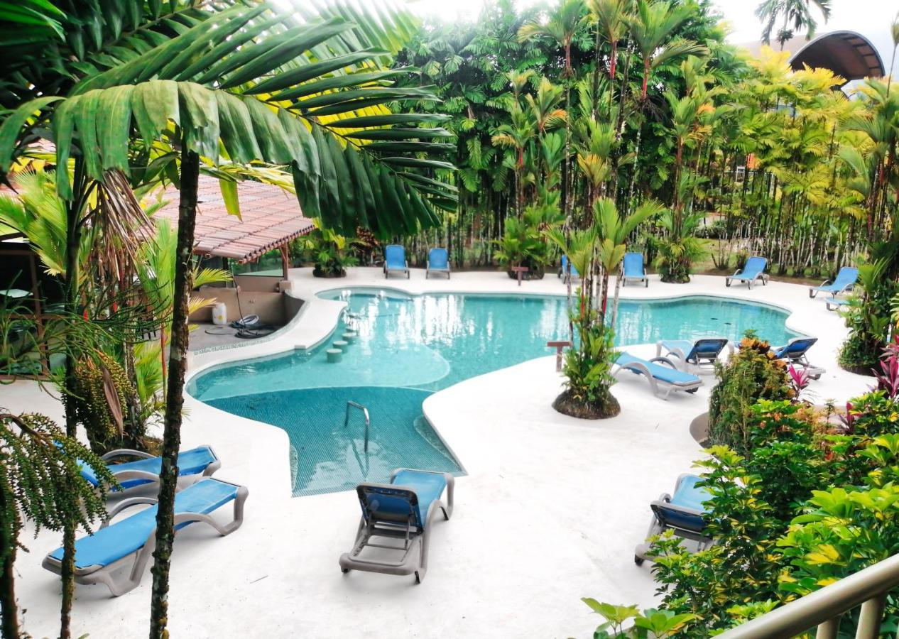 Arenal Backpackers Resort La Fortuna Exteriér fotografie The swimming pool at the resort