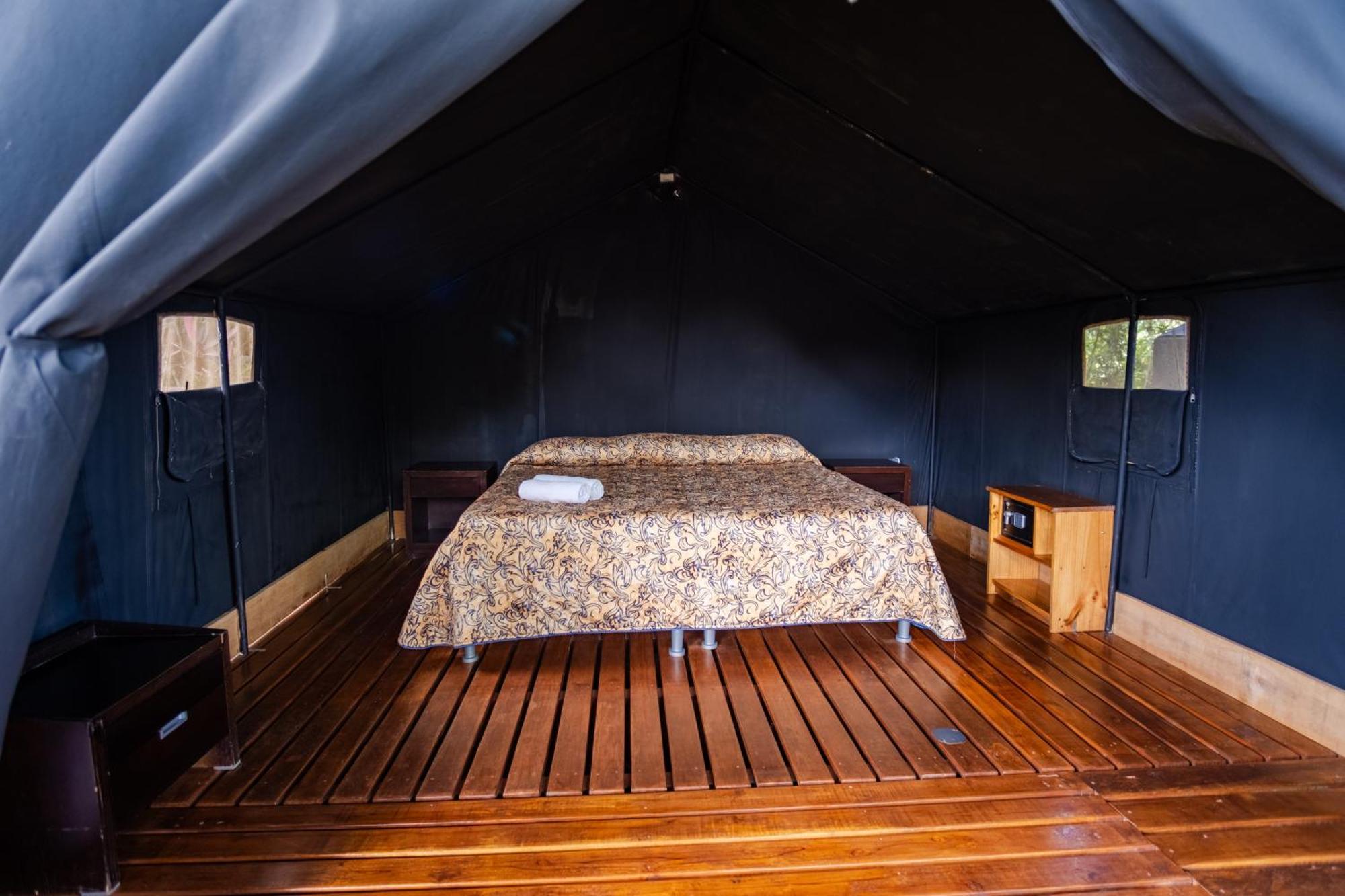 Arenal Backpackers Resort La Fortuna Exteriér fotografie Interior of a tent at the resort