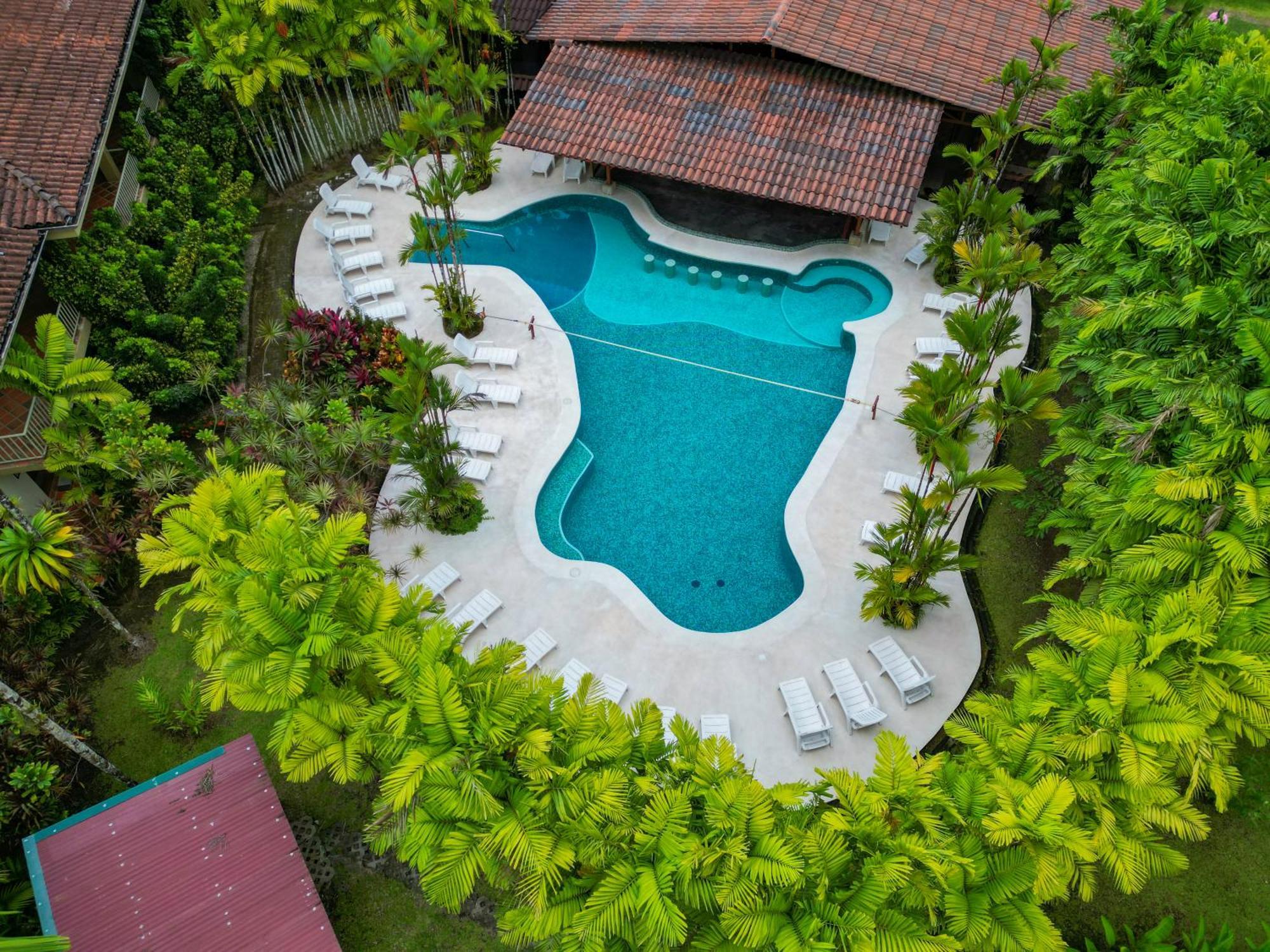 Arenal Backpackers Resort La Fortuna Exteriér fotografie Aerial view of the swimming pool at the hotel