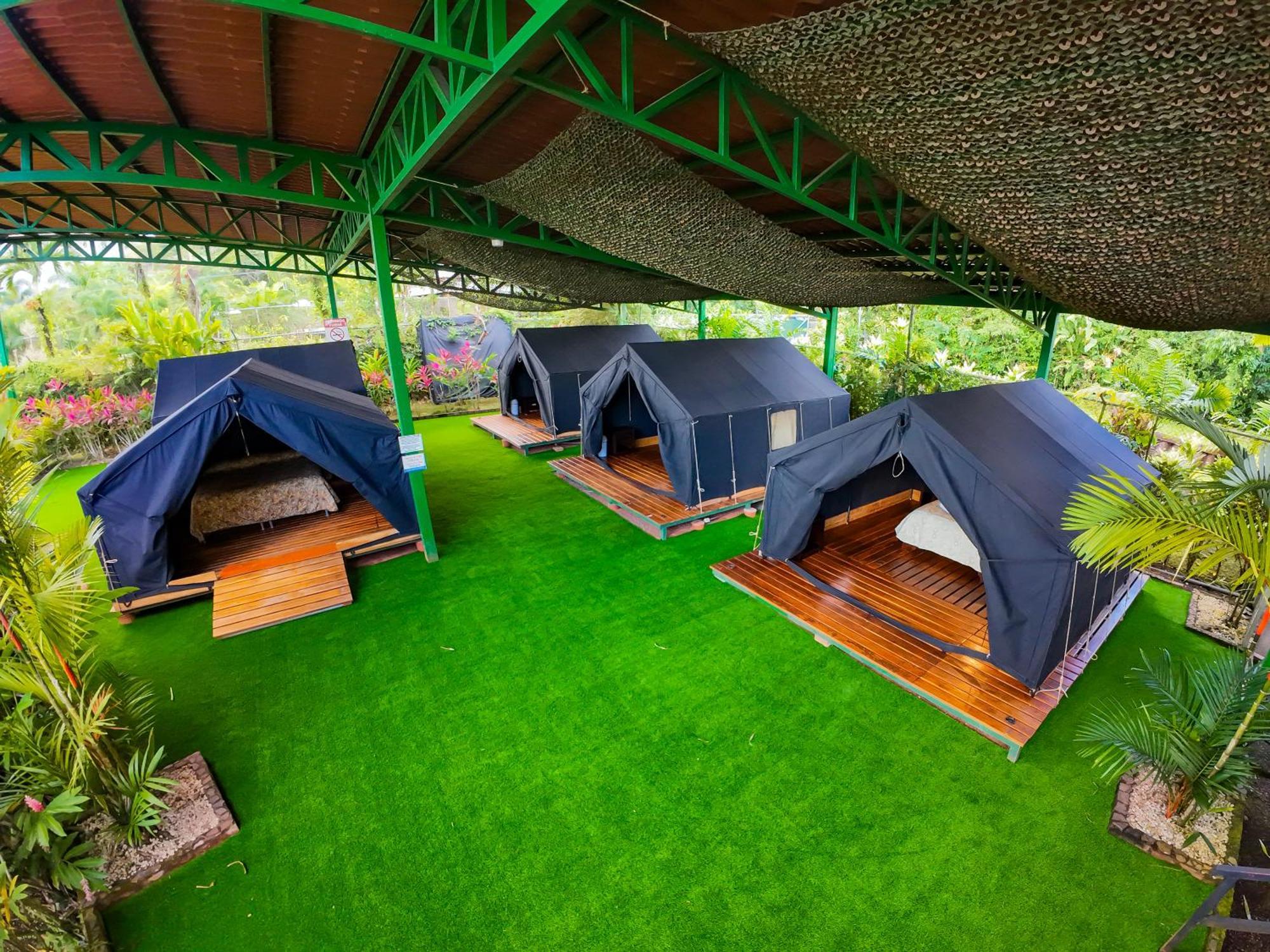 Arenal Backpackers Resort La Fortuna Exteriér fotografie Eco-Tents at the resort
