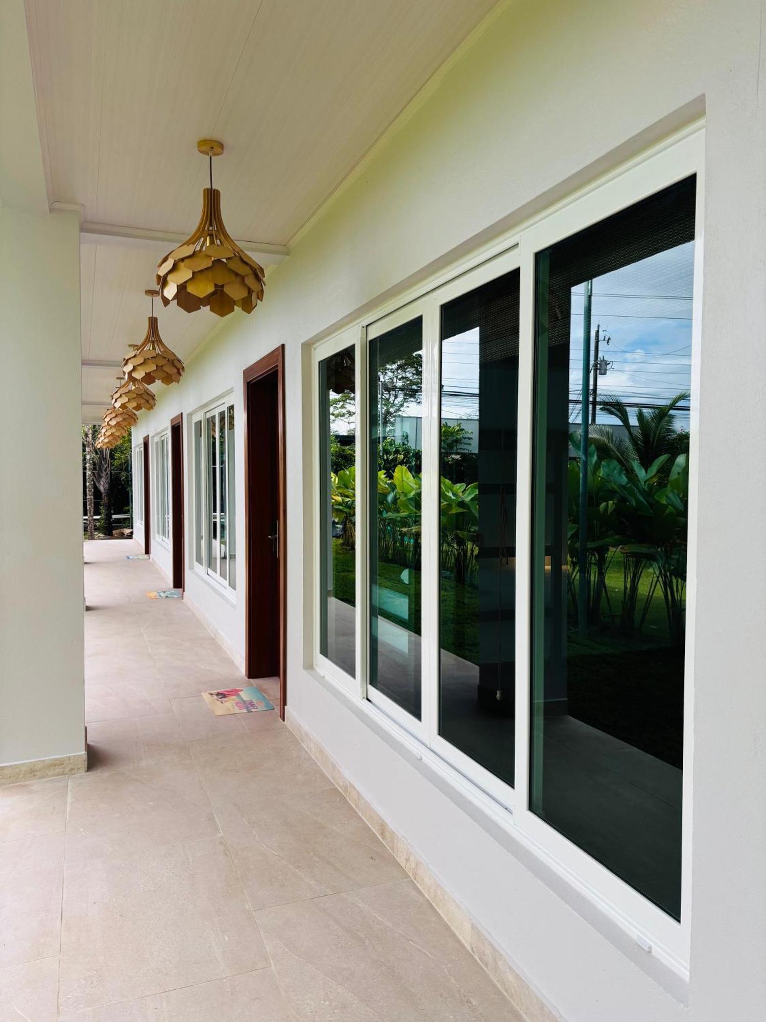 Arenal Backpackers Resort La Fortuna Exteriér fotografie A window with reflective glass