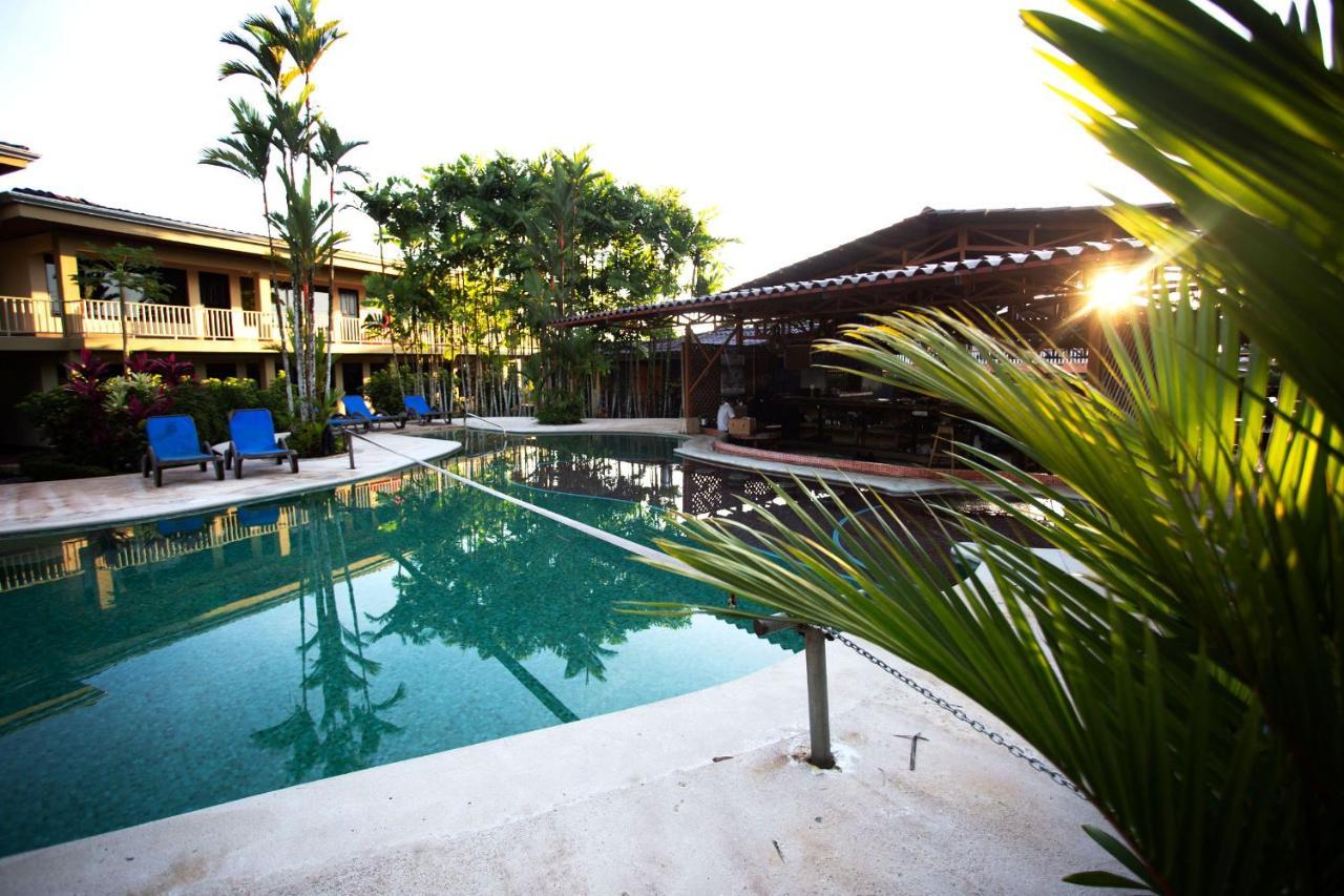 Arenal Backpackers Resort La Fortuna Exteriér fotografie The swimming pool at the hotel