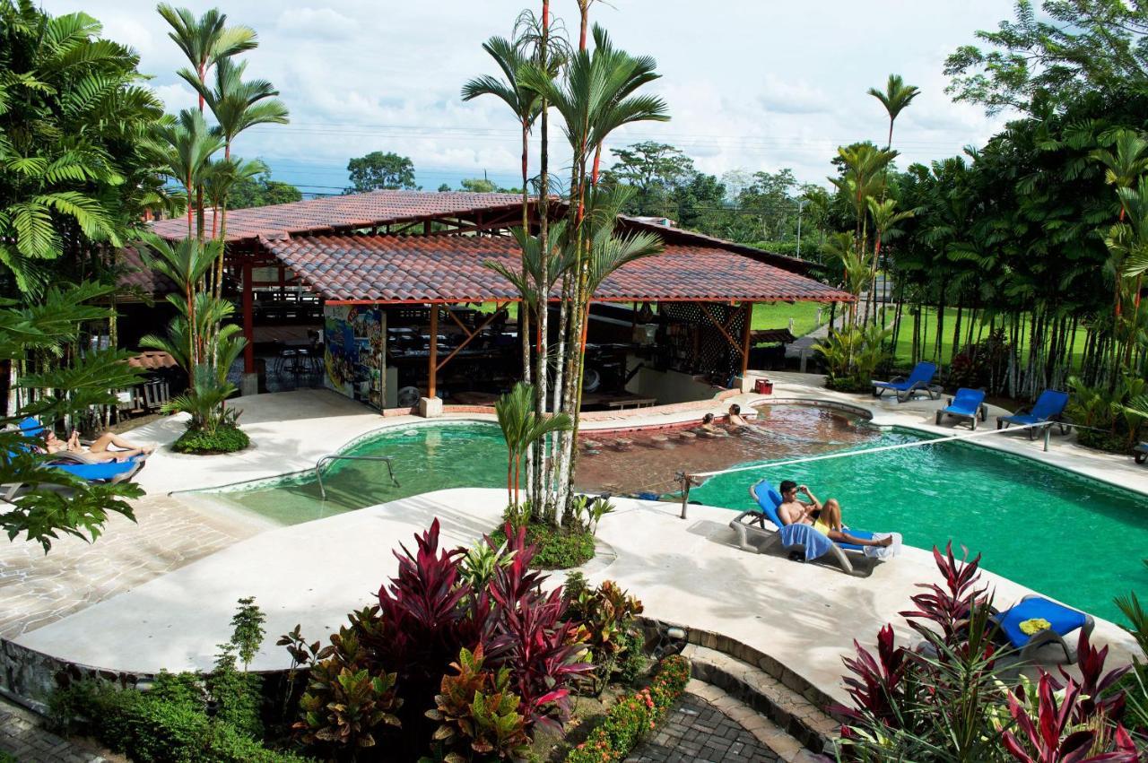 Arenal Backpackers Resort La Fortuna Exteriér fotografie The swimming pool at the resort