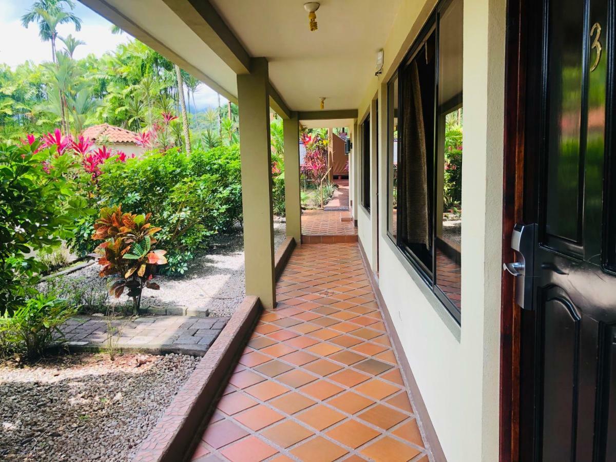 Arenal Backpackers Resort La Fortuna Exteriér fotografie A corridor at the hotel